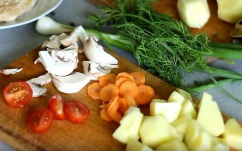 Курица кусочками в духовке с картошкой. Курица в духовке с картошкой, грибами и овощами, в горшочках