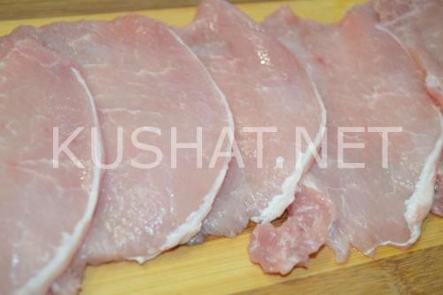 Свиные рулетики с грецким орехом. Рулетики из свинины с сыром и орехами – рецепт