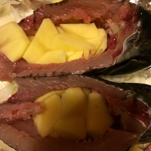 Карп, фаршированный картофелем на луковой шубе