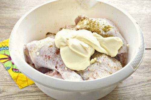 Приготовить курицу в духовке кусочками с майонезом. Как приготовить курицу кусочками в майонезе в духовке