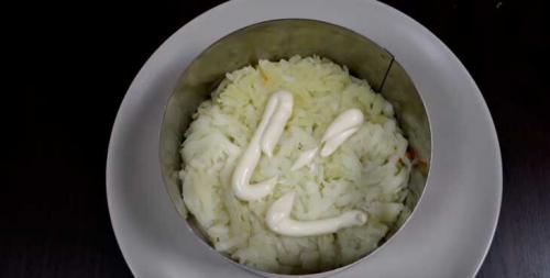 Слои Мимозы по порядку с картошкой и сыром. Слоеная мимоза со сливочным маслом и сыром