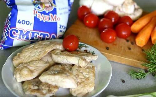 Курица кусочками в духовке с картошкой. Курица в духовке с картошкой, грибами и овощами, в горшочках