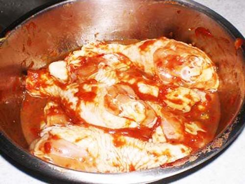 Как вкусно приготовить курицу на сковороде кусочками с луком. Курица с овощами и томатной пастой в соевом маринаде