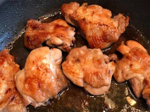 Как вкусно приготовить курицу на сковороде кусочками с луком. Курица с овощами и томатной пастой в соевом маринаде