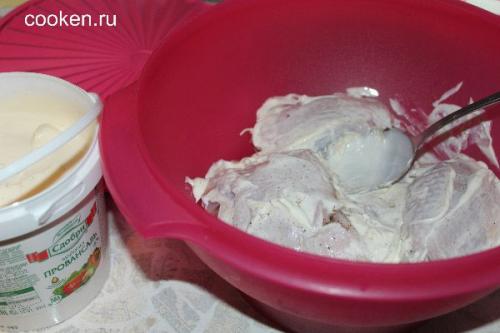 Приготовить курицу в духовке кусочками с майонезом. Курица под майонезом в духовке