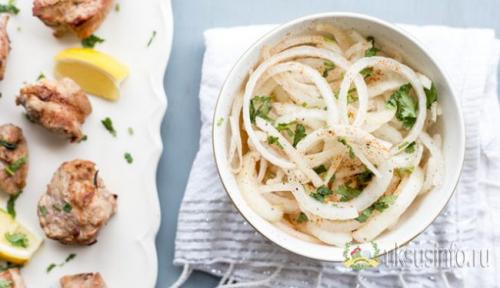 Красный маринованный лук к селедке. Особенности приготовления