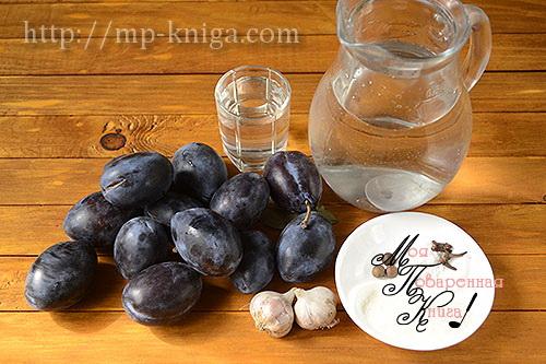 Чернослив маринованный с чесноком. Маринованные сливы на зиму с чесноком вместо косточки