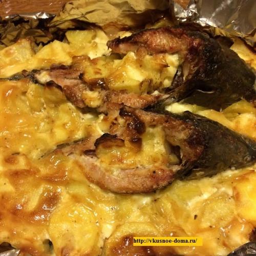 Карп, фаршированный картофелем на луковой шубе