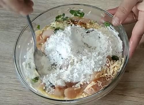 Рубленные куриные котлетки с крахмалом и сыром. Рубленные куриные котлеты с сыром, зернами горчицы, чесноком и зеленью