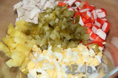 Салат с курицей крабовыми палочками и огурцом. Ингредиенты