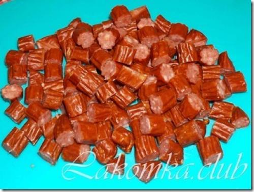 Капуста тушеная с охотничьими колбасками и фасолью