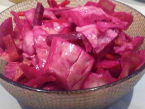 Как приготовить маринованную капусту со свеклой и чесноком. Маринованная капуста со свеклой «Пелюстка» быстрого приготовления.