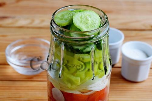 Салат слоями на зиму из овощей (огурец, помидор, перец, лук)