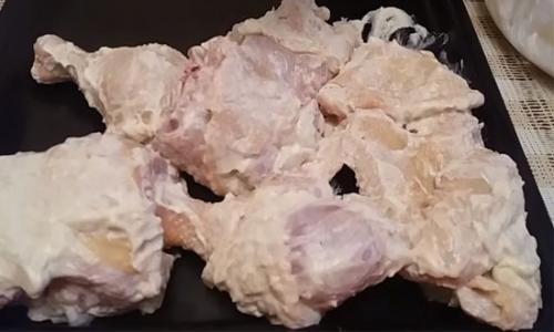 Курица с картошкой в духовке с майонезом и чесноком