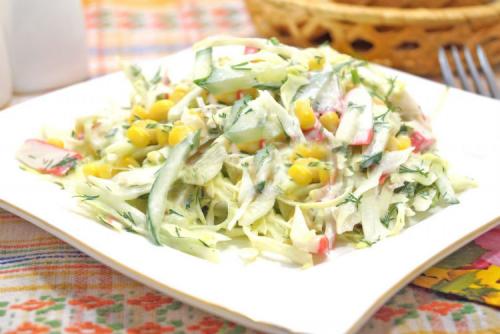 Салат из крабовых палочек и кукурузы без риса с огурцом рецепт. «Крабовый» салат рецепт классический без риса