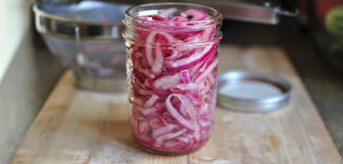 Как замариновать лук отдельно для шашлыка. Как вкусно замариновать лук для шашлыка: 4 рецепта