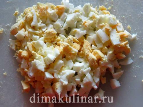 Салат с крабовыми палочками и плавленным сыром и яйцом и чесноком. Салат с плавленным сыром и крабовыми палочками