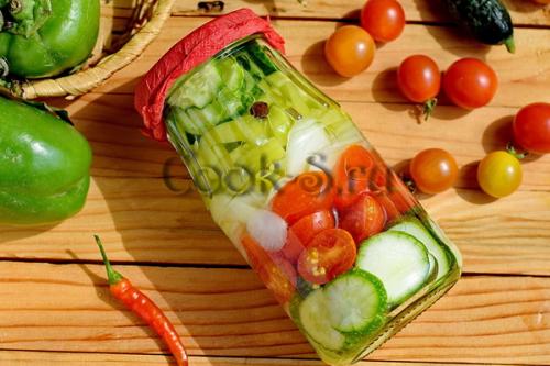 Салат слоями на зиму из овощей (огурец, помидор, перец, лук)