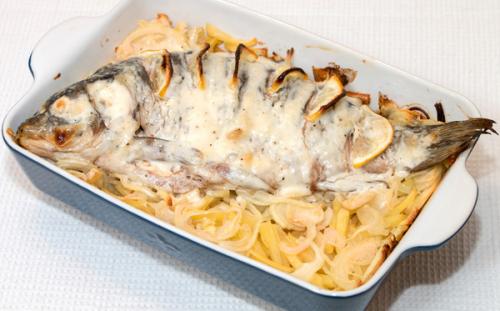 Карп на картофельной подушке, запеченный в духовке