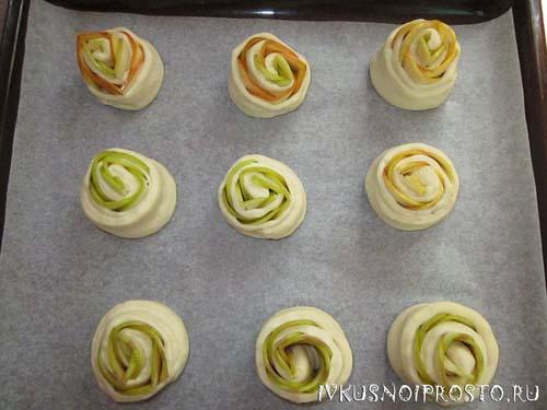 Розочки из дрожжевого теста с яблоком. Розочки из теста с яблоками