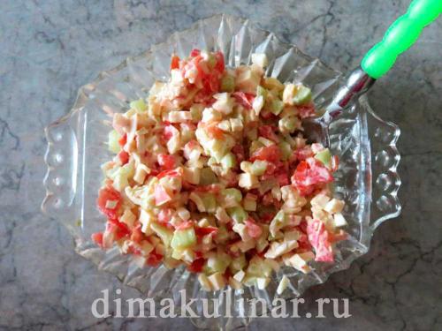 Салат с крабовыми палочками и плавленным сыром и яйцом и чесноком. Салат с плавленным сыром и крабовыми палочками