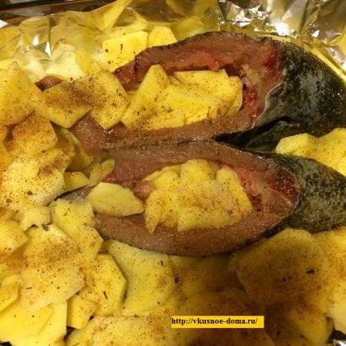 Карп, фаршированный картофелем на луковой шубе