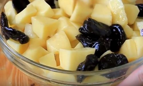 Как вкусно приготовить курицу в духовке кусочками с картошкой в духовке. Рецепт курицы, приготовленной целиком с картошкой и черносливом в рукаве