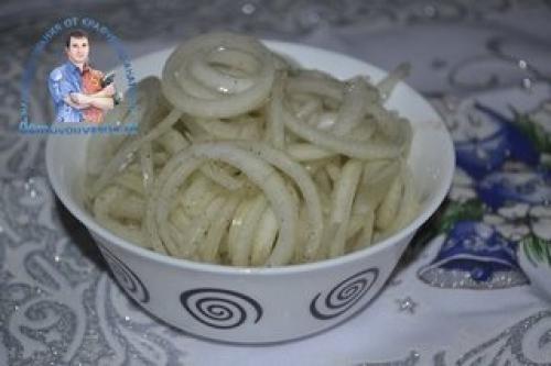 Как приготовить маринованный лук к селедке. Как замариновать лук для селедки. Сочный и хрустящий маринованный лук с яблочным уксусом