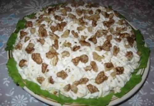Салат из куриной грудки с грибами и грецкими орехами и черносливом. Салат с курицей грибами и черносливом