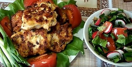 Рубленные куриные котлетки с крахмалом и сыром. Рубленные куриные котлеты с сыром, зернами горчицы, чесноком и зеленью