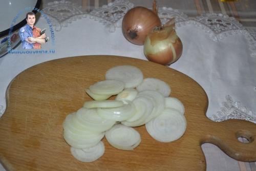 Маринованный лук к селедке рецепт уксус. Как замариновать лук для селедки. Сочный и хрустящий маринованный лук с яблочным уксусом