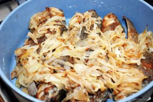 Как пожарить карася с луком. Ингредиенты (2 порции)