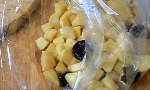 Как вкусно запечь курицу кусочками в духовке с картошкой. Рецепт курицы, приготовленной целиком с картошкой и черносливом в рукаве