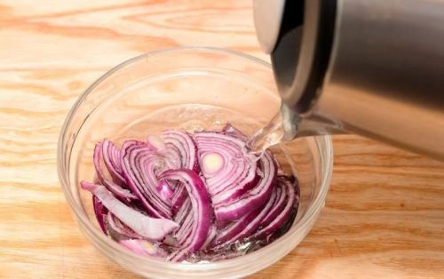 Вкусный маринованный лук к селедке. Как замариновать лук для селедки. Рецепты, способы, советы