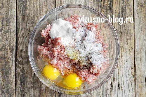 Котлеты из говядины и свинины с подливкой. Ингредиенты: