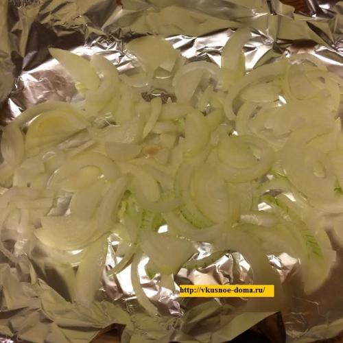 Карп, фаршированный картофелем на луковой шубе