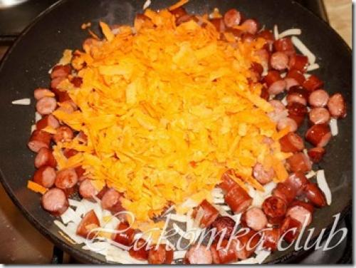 Капуста тушеная с охотничьими колбасками и фасолью