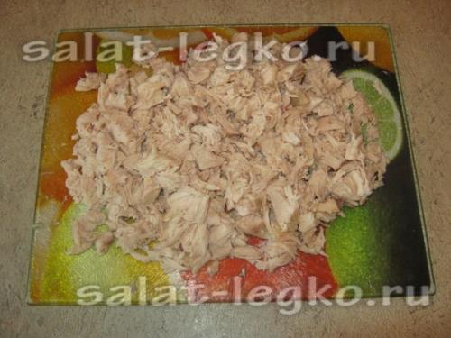 Салат из куриной грудки с черносливом и грецкими орехами и сыром. Слоеный салат с курицей, черносливом и грецкими орехами