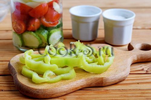 Салат слоями на зиму из овощей (огурец, помидор, перец, лук)