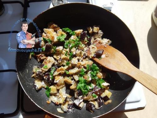 Грибы с баклажанами жареные со сметаной. Жаренные баклажаны в сметане как грибы, с луком и чесноком. Рецепт с пошаговыми фото