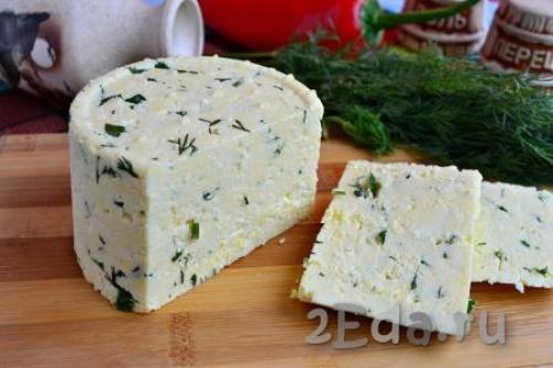 Домашний сыр из молока и сметаны с зеленью. Домашний сыр с зеленью
