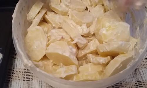 Курица с картошкой в духовке с майонезом и чесноком