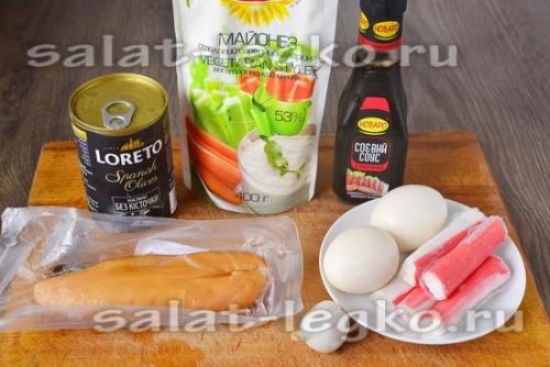 Салат из копченой курицы и крабовых палочек. Салат с копченой курицей, крабовыми палочками и маслинами