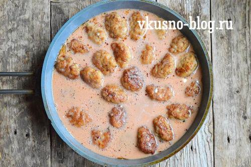 Котлеты из говядины и свинины с подливкой. Ингредиенты: