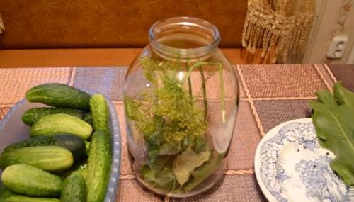 Рецепт соленых огурцов на зиму в 3 литровых банках хрустящие. Хрустящие соленые огурцы холодным способом. Рецепт на 3 литровую банку