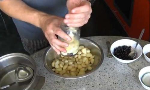 Маринованный чеснок с черной (красной) смородиной — рецепт на зиму