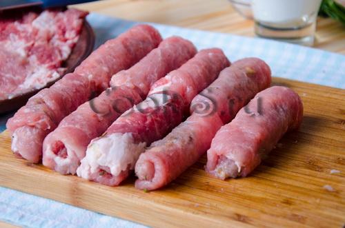 Рулетики из свинины с грибами на сковороде. Рулетики из свинины с грибами