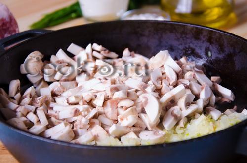 Рулетики из свинины с грибами на сковороде. Рулетики из свинины с грибами