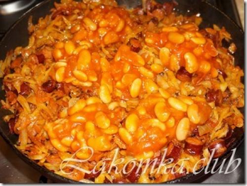 Капуста тушеная с охотничьими колбасками и фасолью