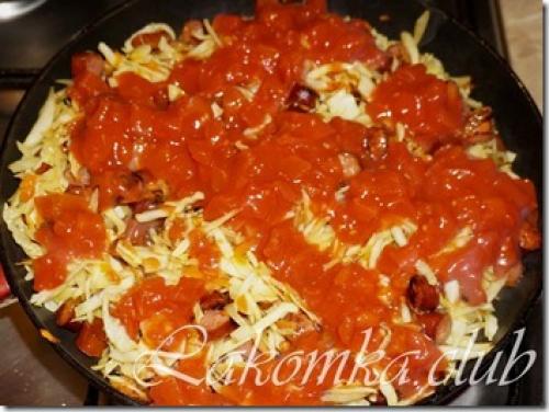 Капуста тушеная с охотничьими колбасками и фасолью